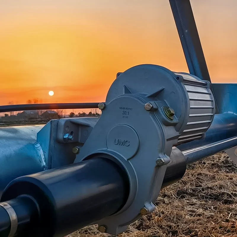 Sistema de riego de avance lineal de cuatro ruedas con guía GPS y tanque de fertirrigación